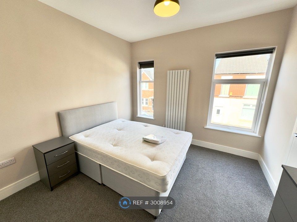 Property photo 1 of 17 Room 5