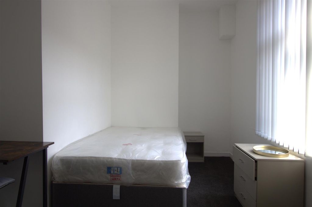 Property photo 3 of 7 84 Warwick Bedroom .Jpg