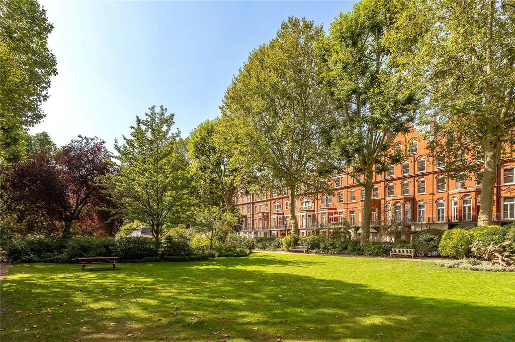 Property photo 2 of 15 Communal Garden