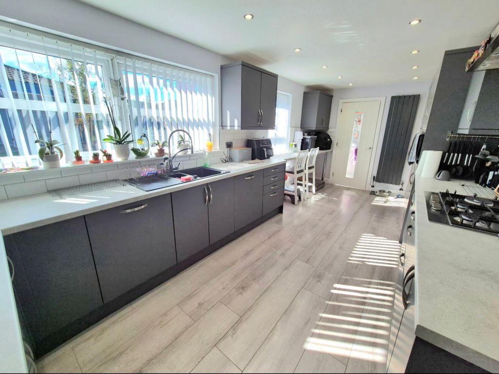 Property photo 3 of 19 Kitchen