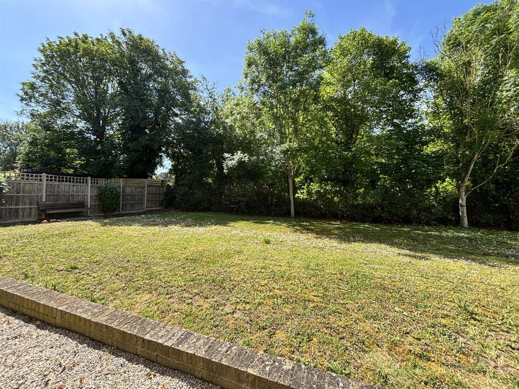 Property photo 3 of 20 Communal Garden