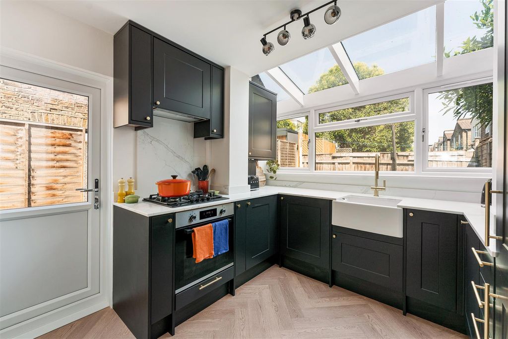 Property photo 3 of 34 Haroldstone Road, E17