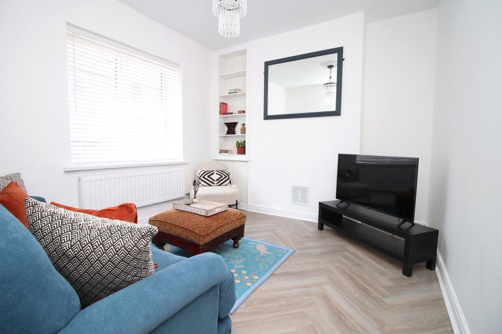 Property photo 3 of 49 4592372