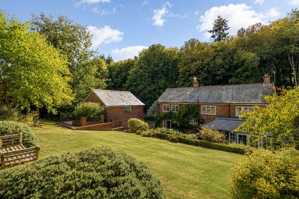 Property photo 3 of 37 House. Partnership