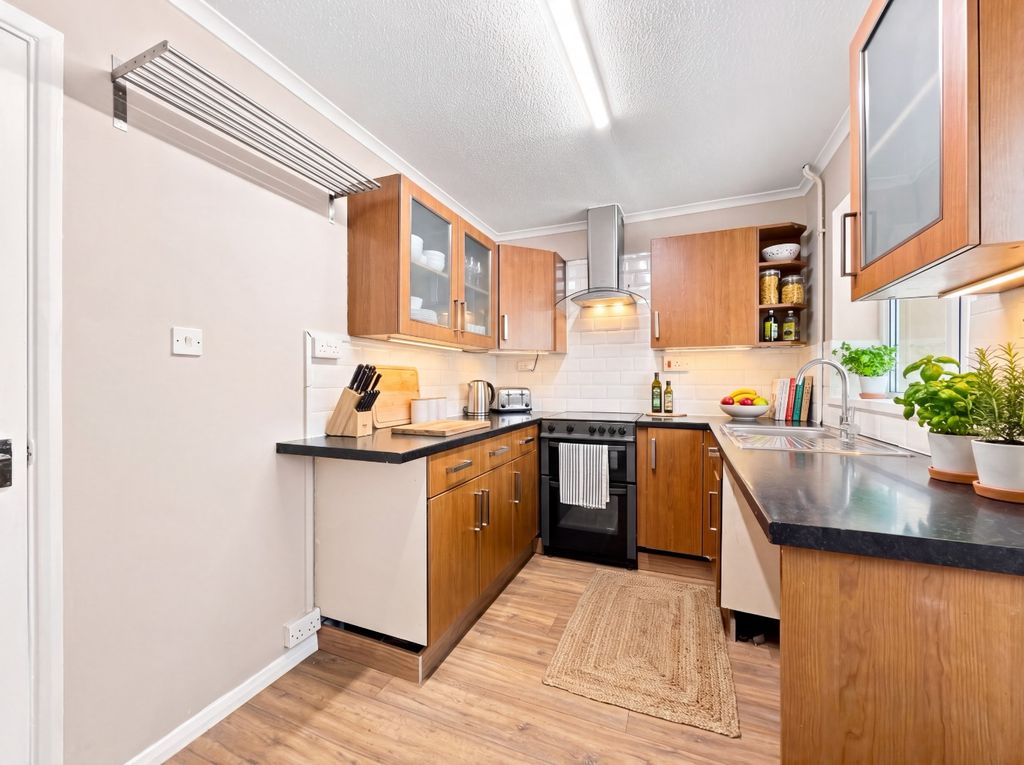 Property photo 3 of 18 5516185