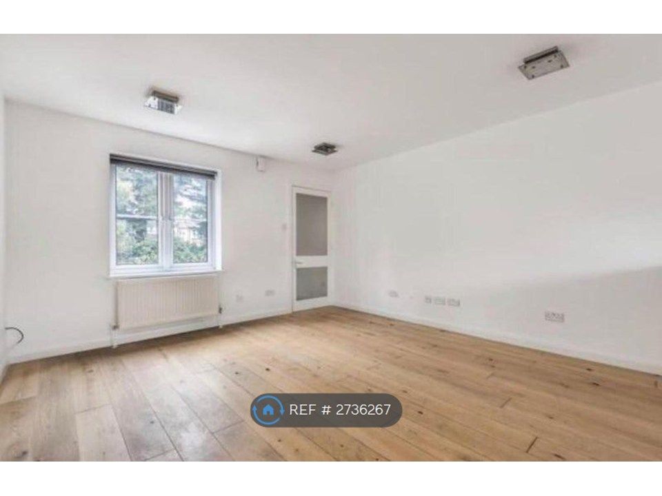 Property photo 2 of 13 Livingroom