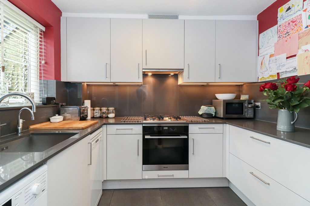 Property photo 3 of 12 Kitchen