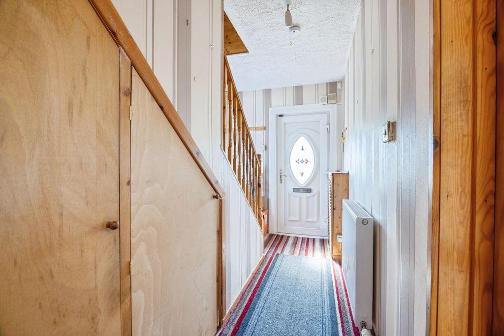 Property photo 3 of 14 Entrance Hallway