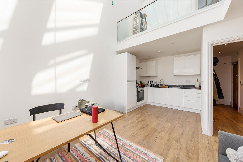 Property photo 3 of 23 Adelaide Road, E10