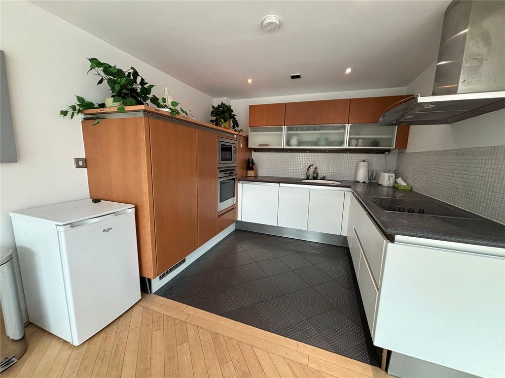 Property photo 3 of 10 Kitchen