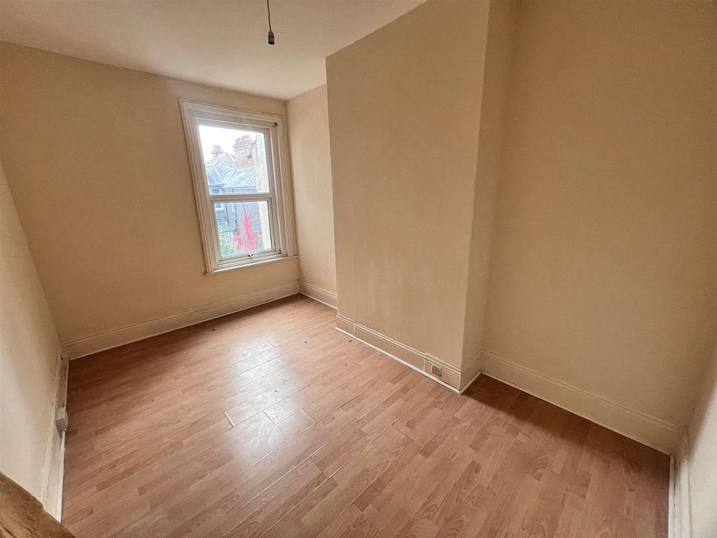 Property photo 2 of 8 Bed2.Jpg