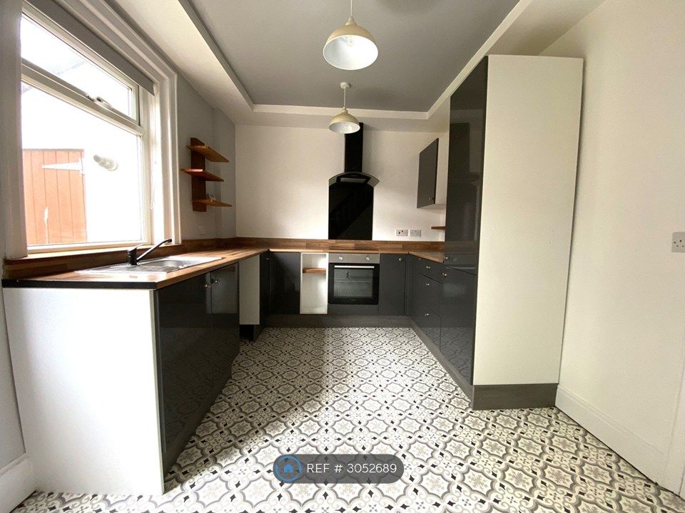 Property photo 2 of 7 Kitchen