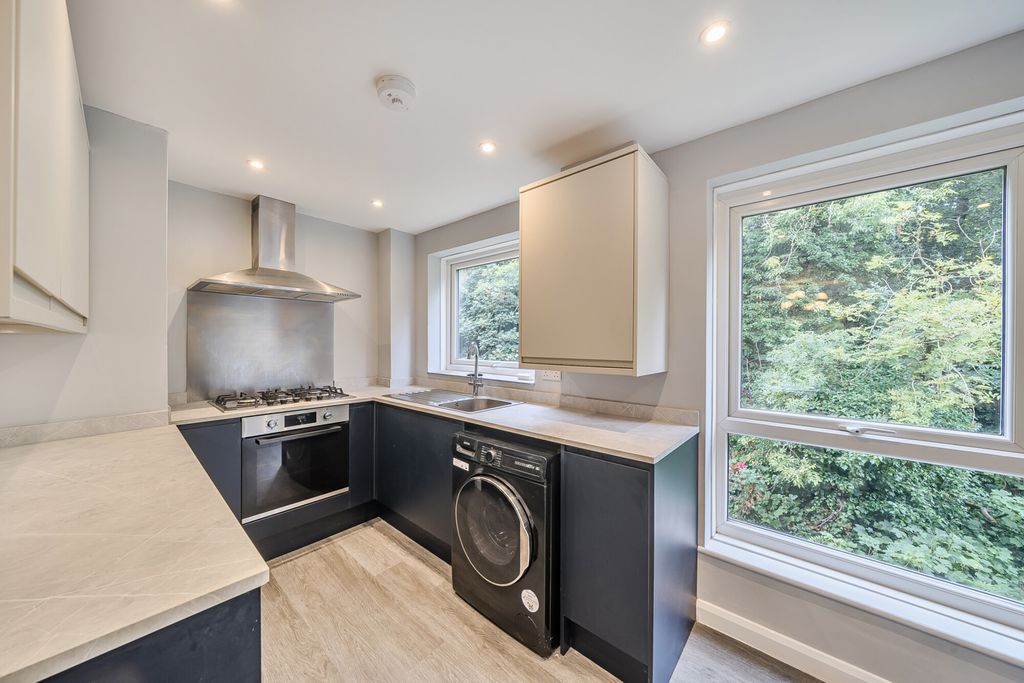 Property photo 3 of 21 1346841-11-68B198...