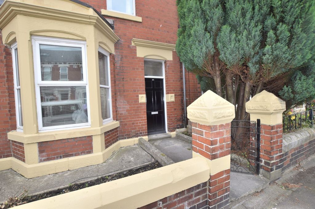 Property photo 1 of 8 Red-Brick Terraced House With Bay Window, Black Fr...