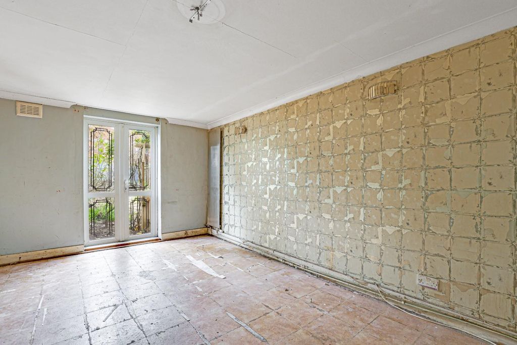 Property photo 2 of 14 11-Cf01Jhpropwpen - 70 Fairlawn Road - 19.Jpg