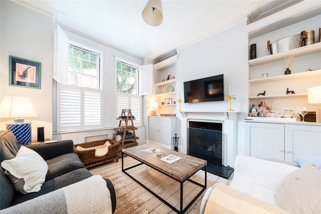 Property photo 1 of 10 Living Room