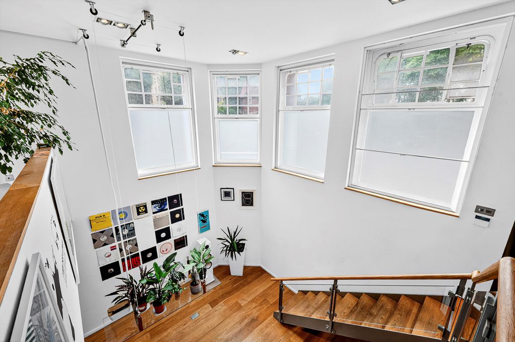 Property photo 3 of 33 Image