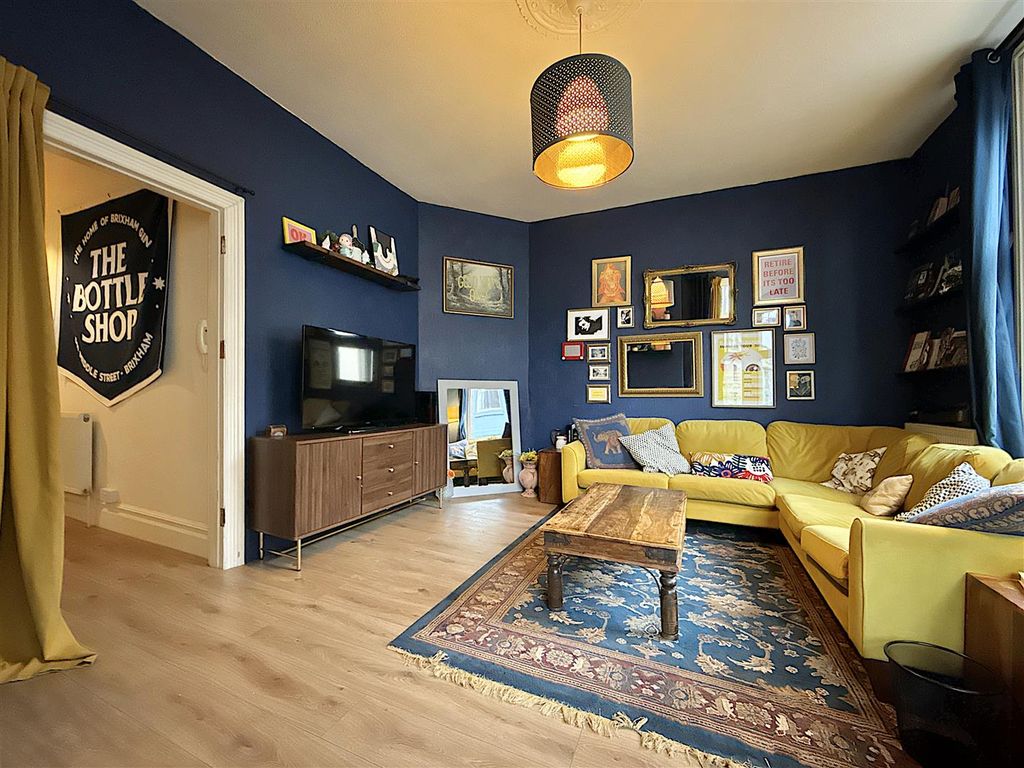 Property photo 3 of 19 Lounge From Bay.Jpg