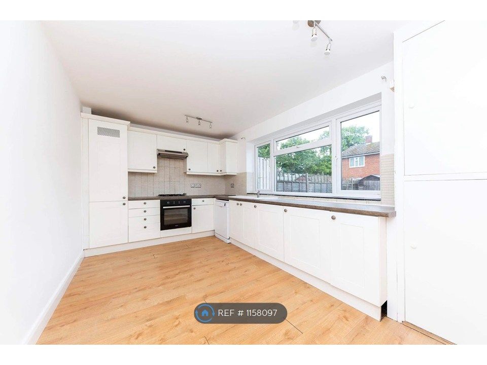 Property photo 3 of 10 Kitchen