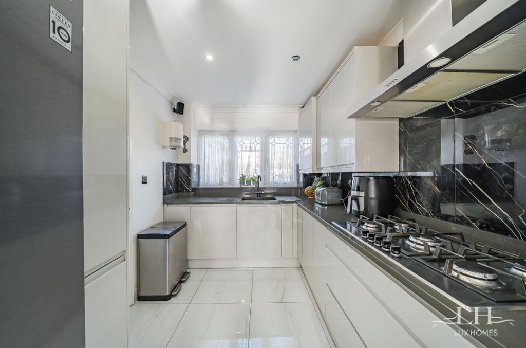 Property photo 3 of 26