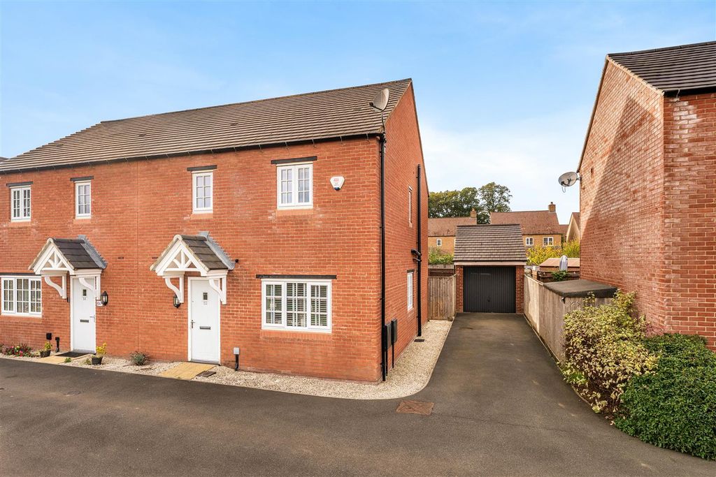 Property photo 1 of 15 52 Parsons Piece, Banbury-1.Jpg