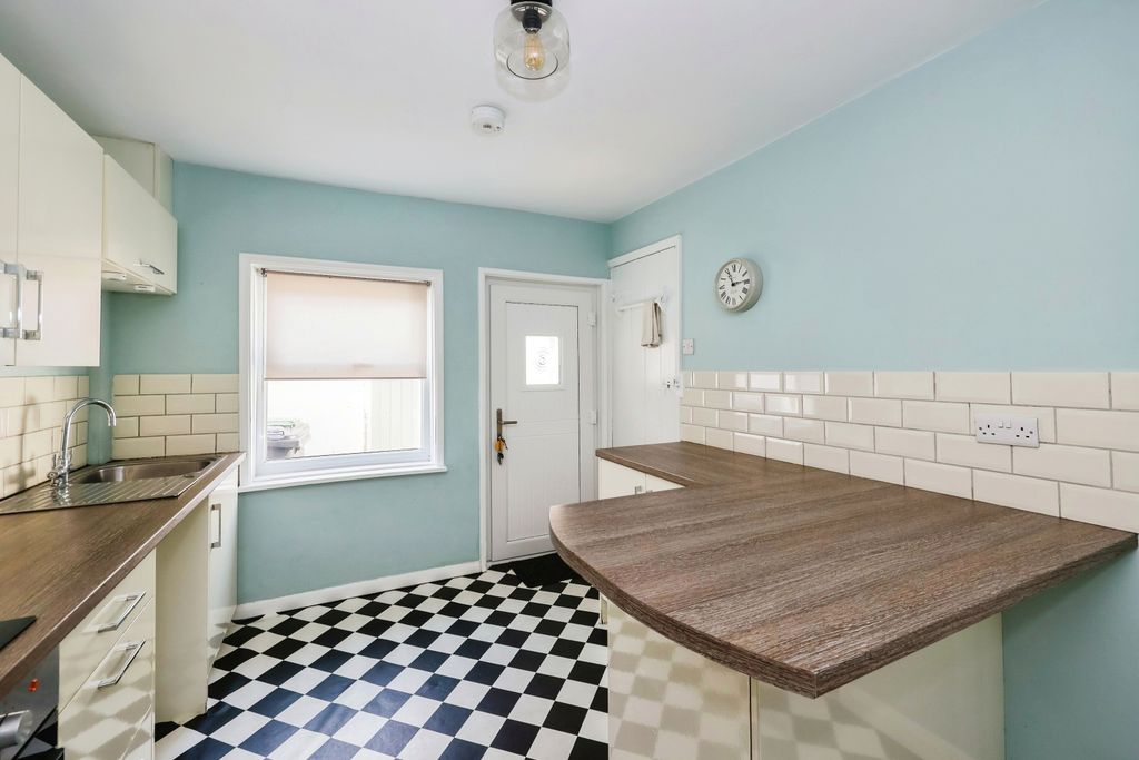 Property photo 3 of 9 Kitchen