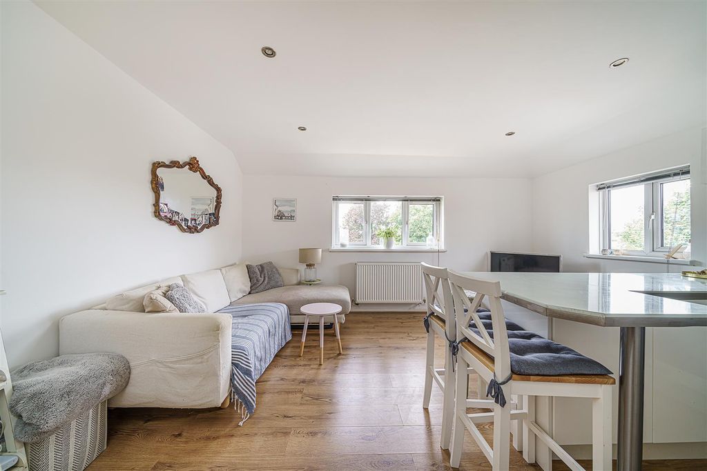 Property photo 2 of 9 Beeches Close-4.Jpg