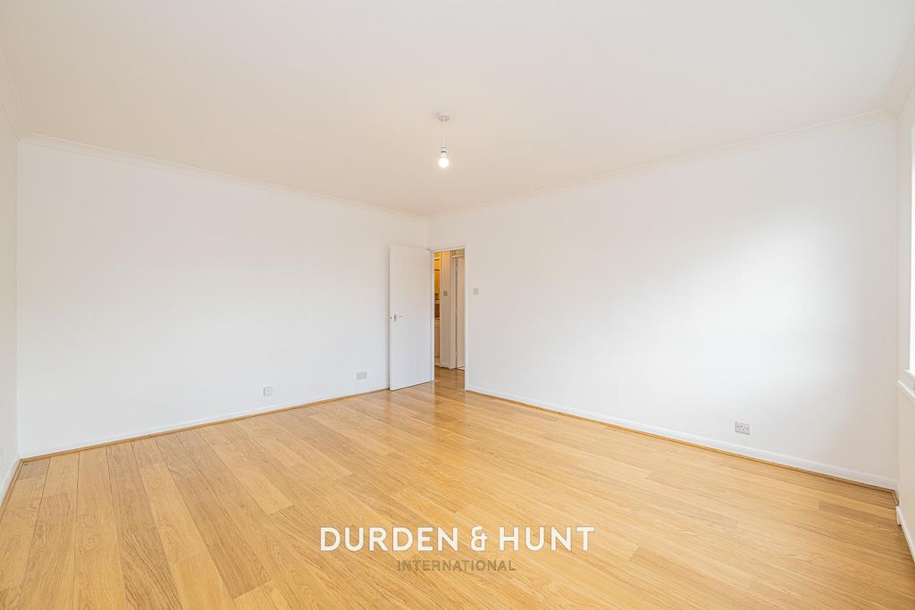 Property photo 3 of 17 Queens-17.Jpg