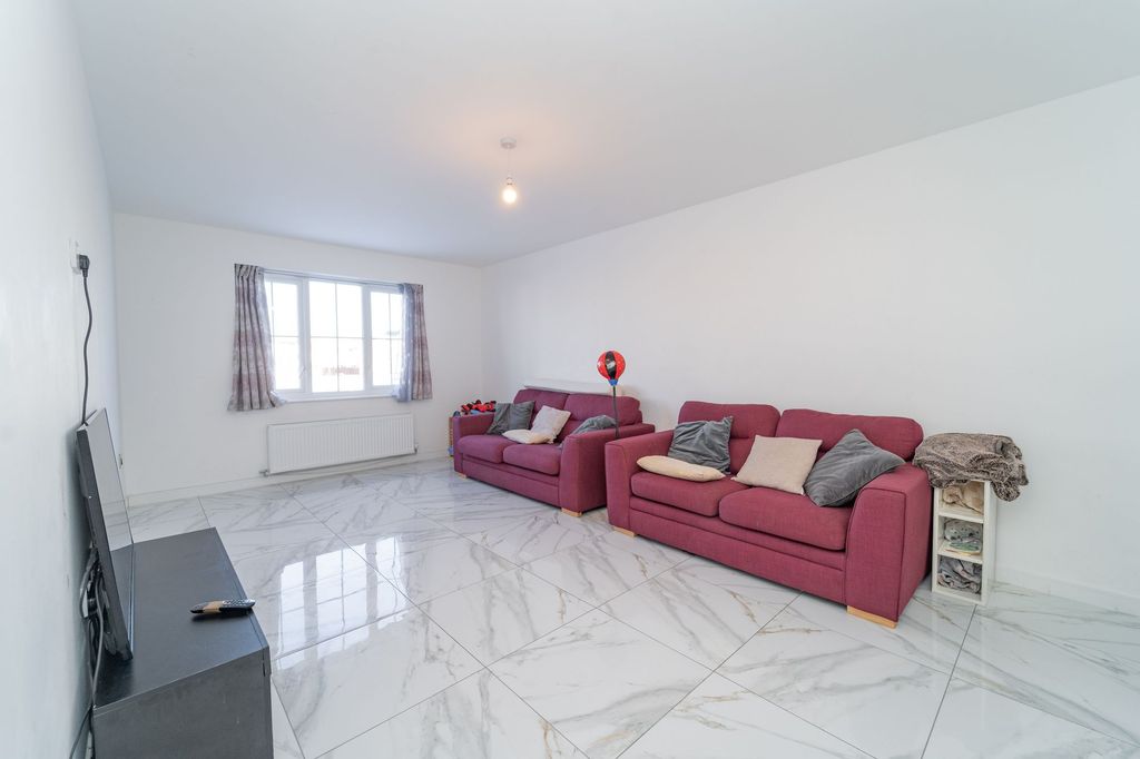 Property photo 2 of 33 Lounge