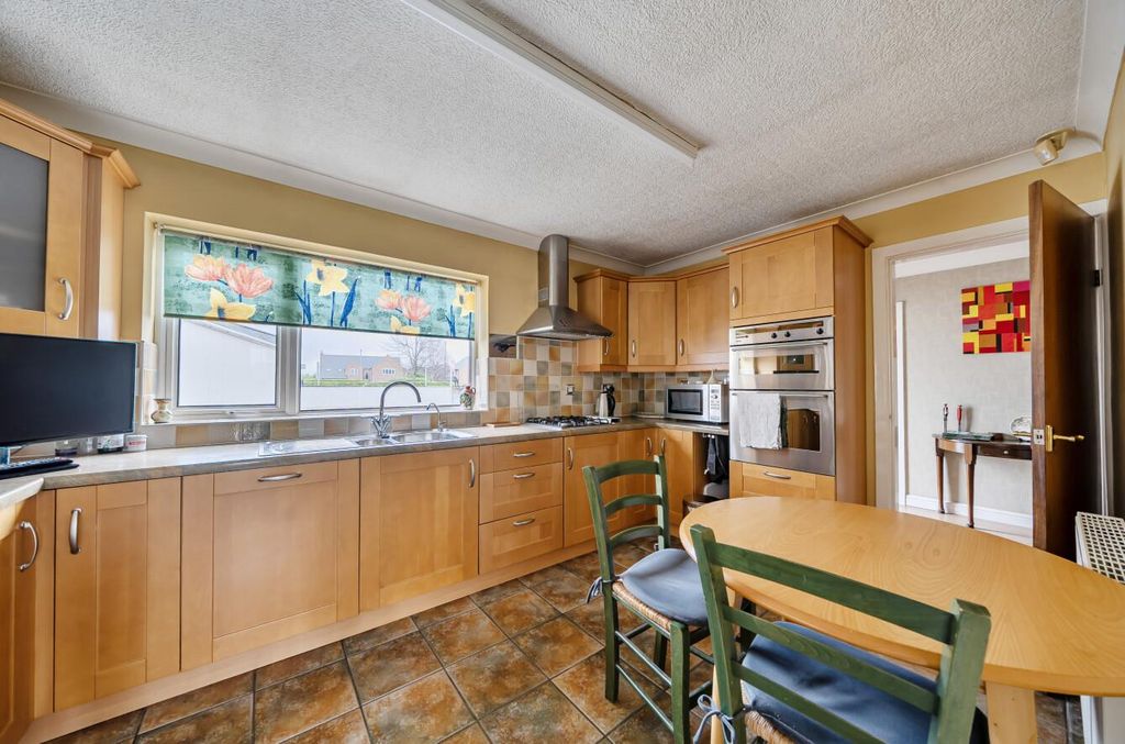 Property photo 2 of 23