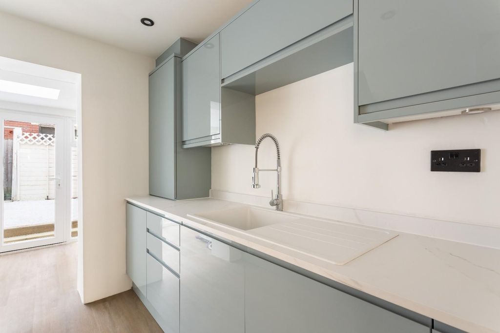 Property photo 3 of 15 Fonthill Road-11.Jpg
