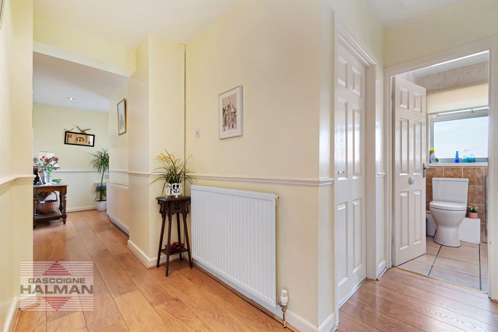 Property photo 2 of 17 Hallway