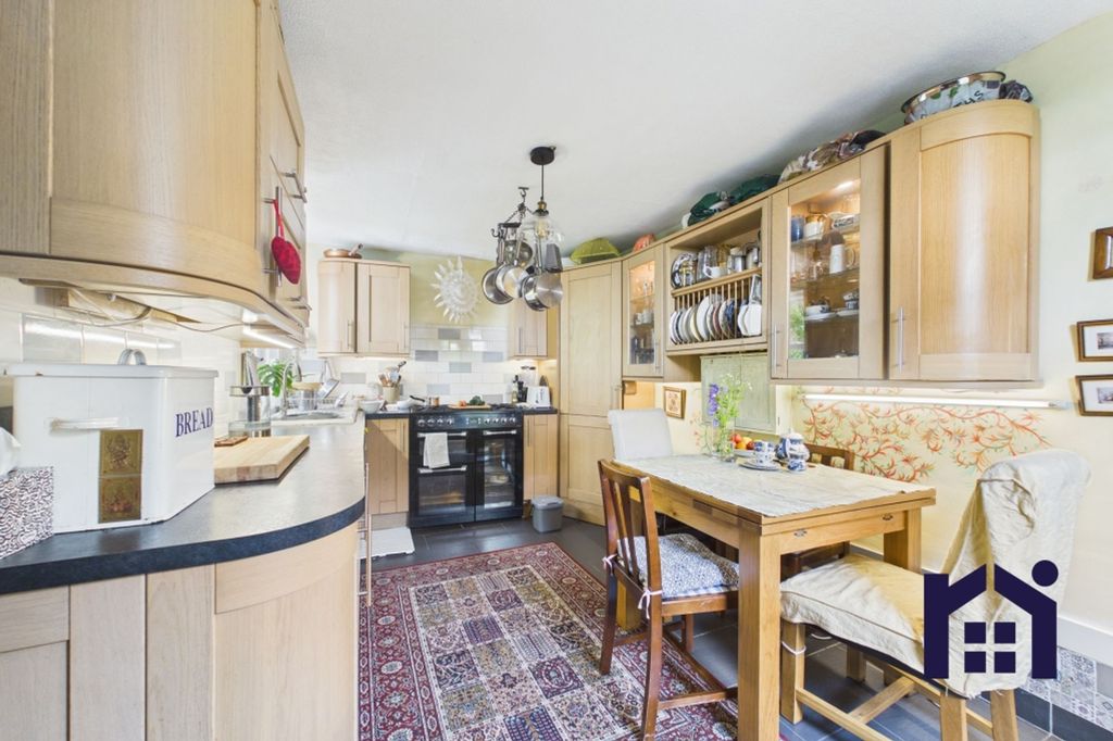 Property photo 3 of 18 Breakfast Kitchen