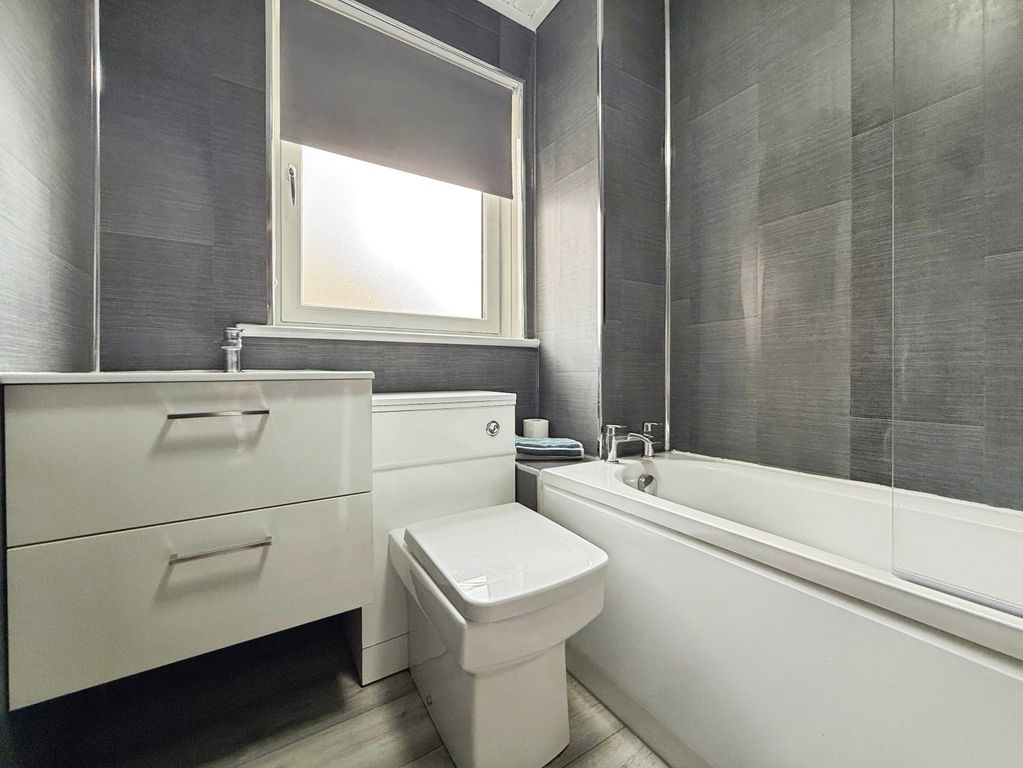 Property photo 3 of 19 Bathroom