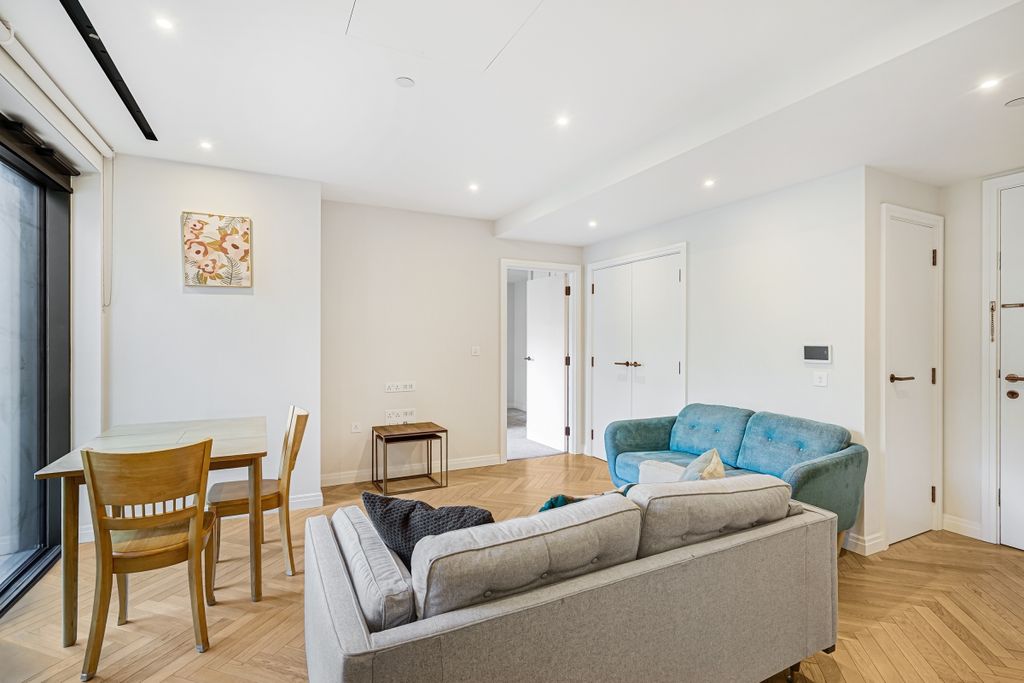 Property photo 2 of 14 18 Hampton House ...