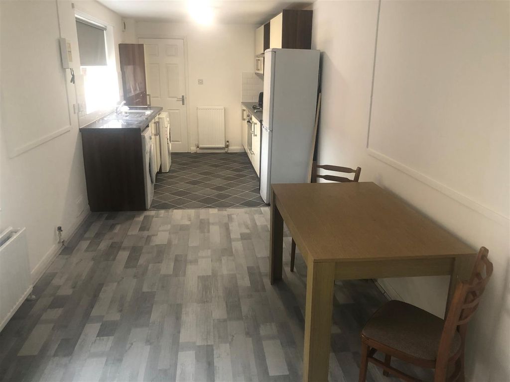 Property photo 1 of 10 40 De Grey St Flat 1 Kitchen.Jpg