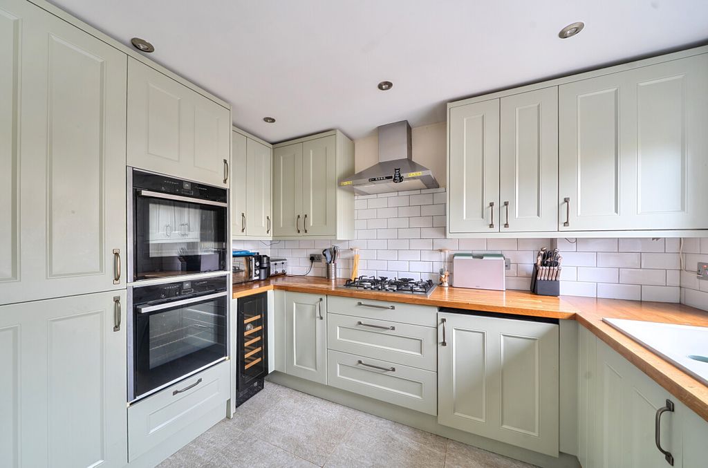 Property photo 2 of 12 1502923-18-6A888c...