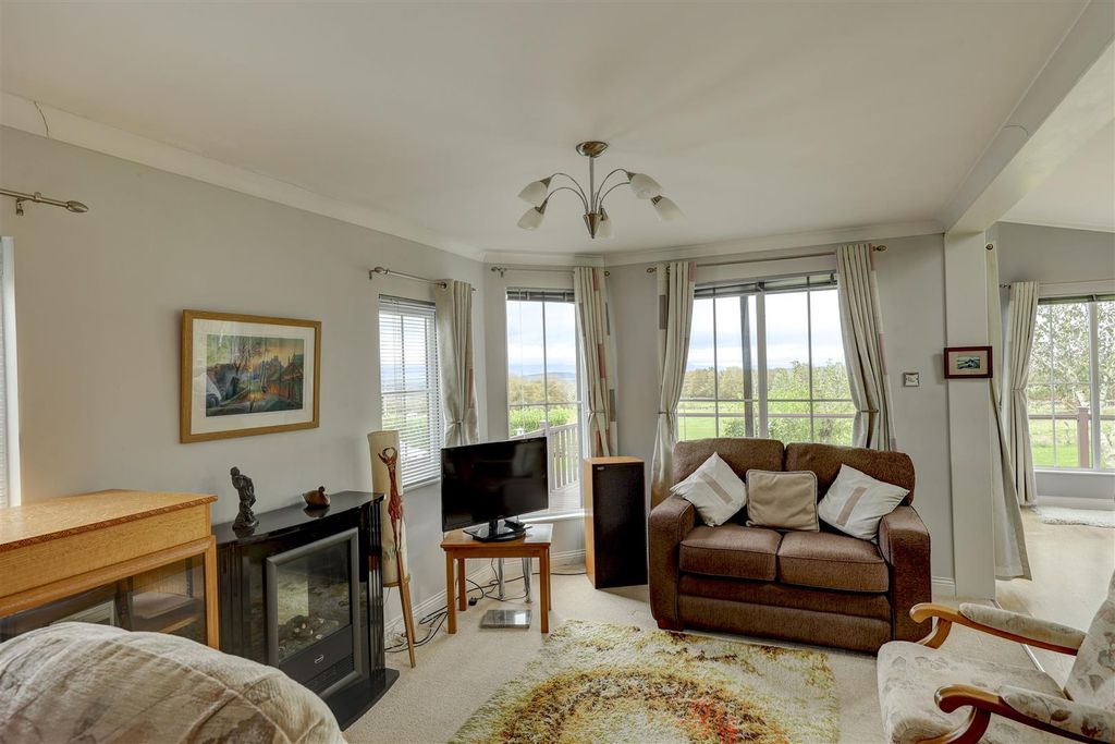 Property photo 2 of 19 Lounge