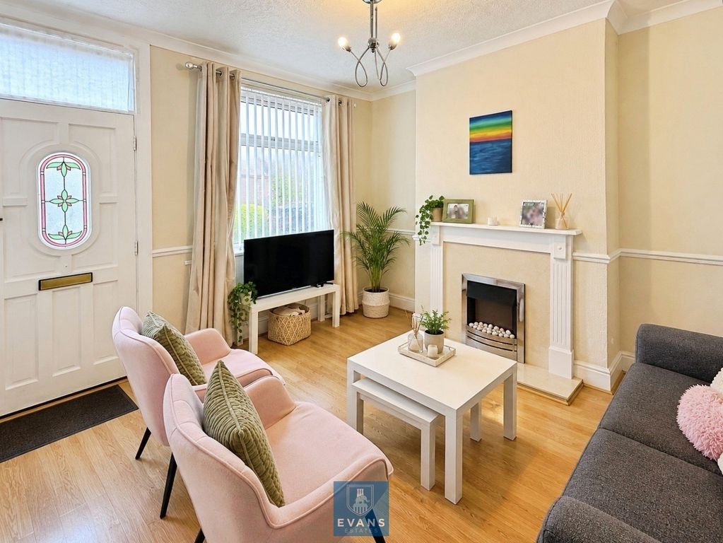 Property photo 3 of 11 Lounge
