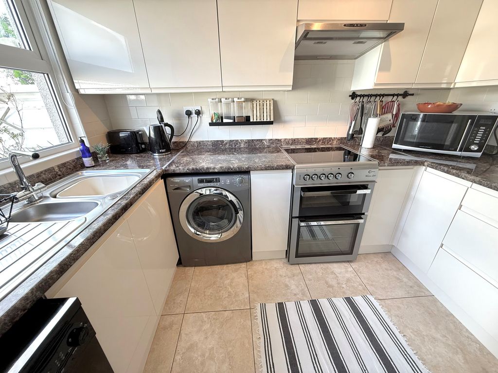Property photo 3 of 16 5 Fittleworth Kitchen 1