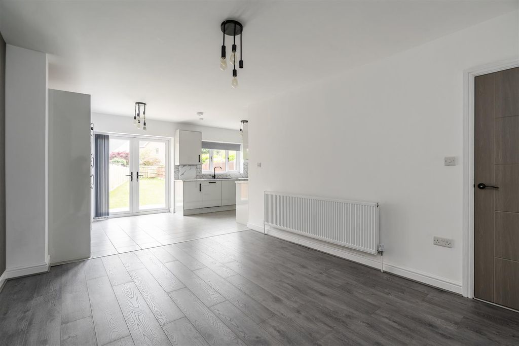 Property photo 3 of 14 28 Ulverley Green Road_7.Jpg