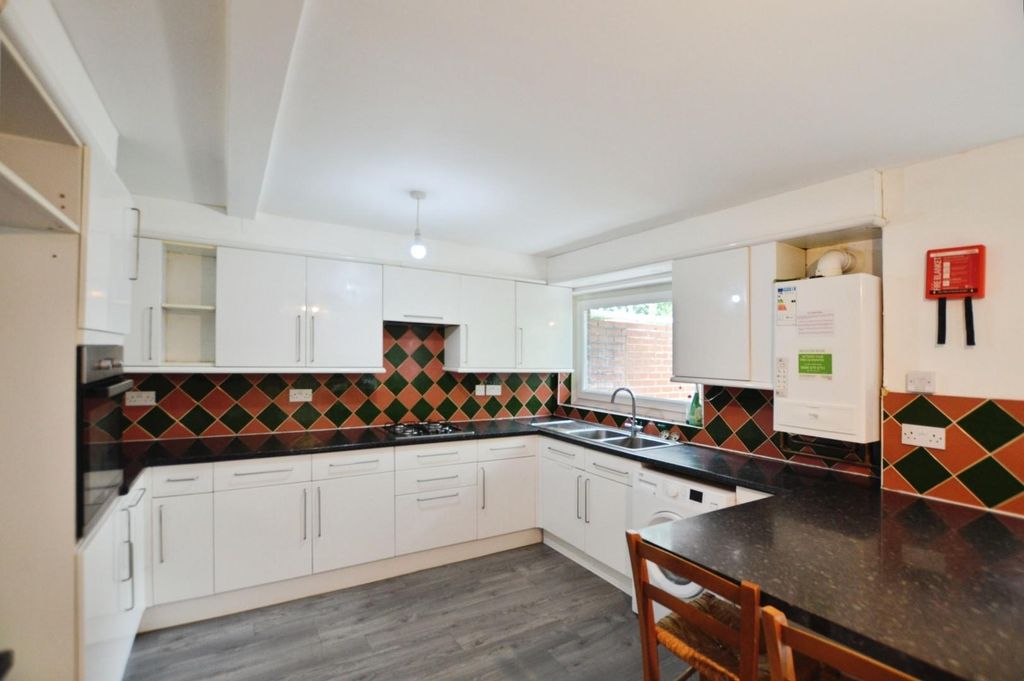 Property photo 3 of 16 Kitchen (2).Jpg