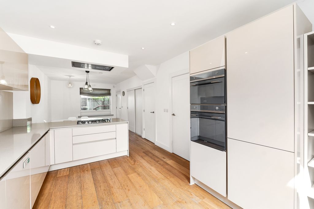 Property photo 3 of 19 Kitchen