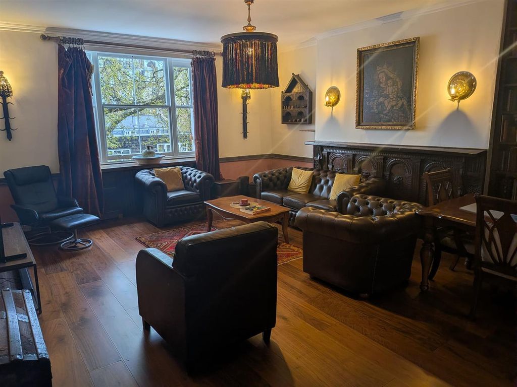 Property photo 3 of 10 Living Room.Jpeg