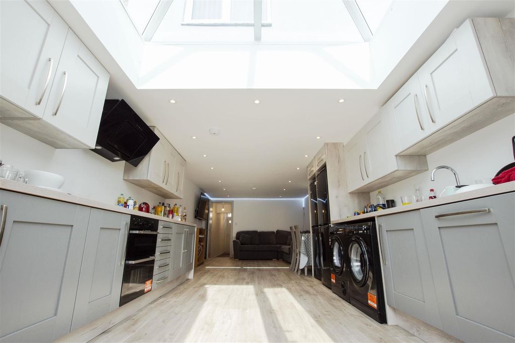 Property photo 3 of 15 Approach