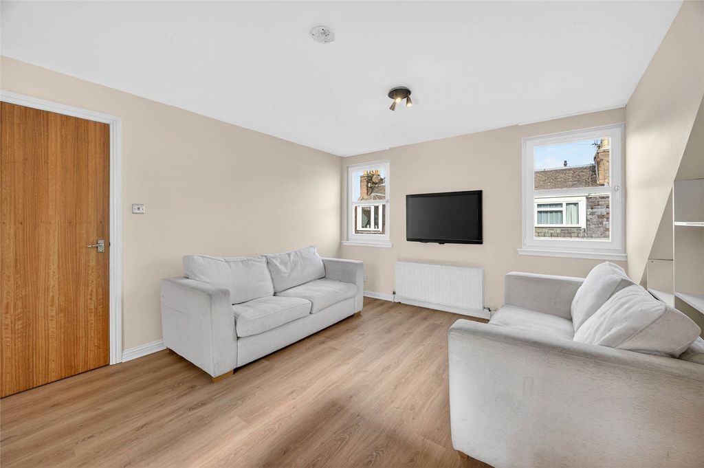 Property photo 2 of 19 27 Margaret Street