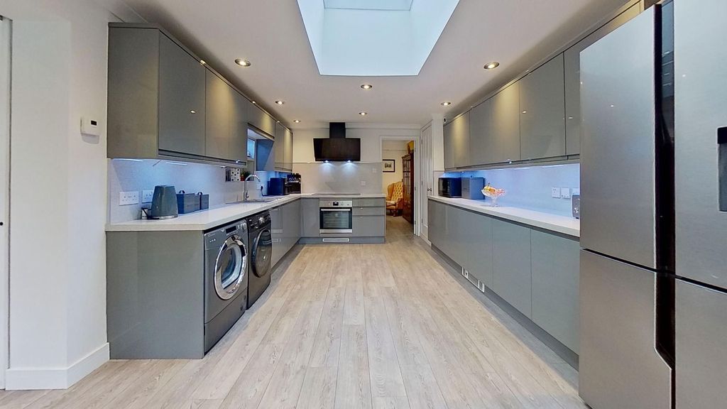 Property photo 2 of 25