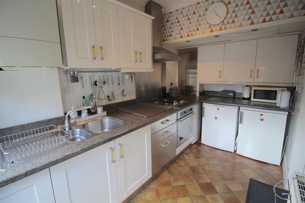 Property photo 3 of 11 Kitchen