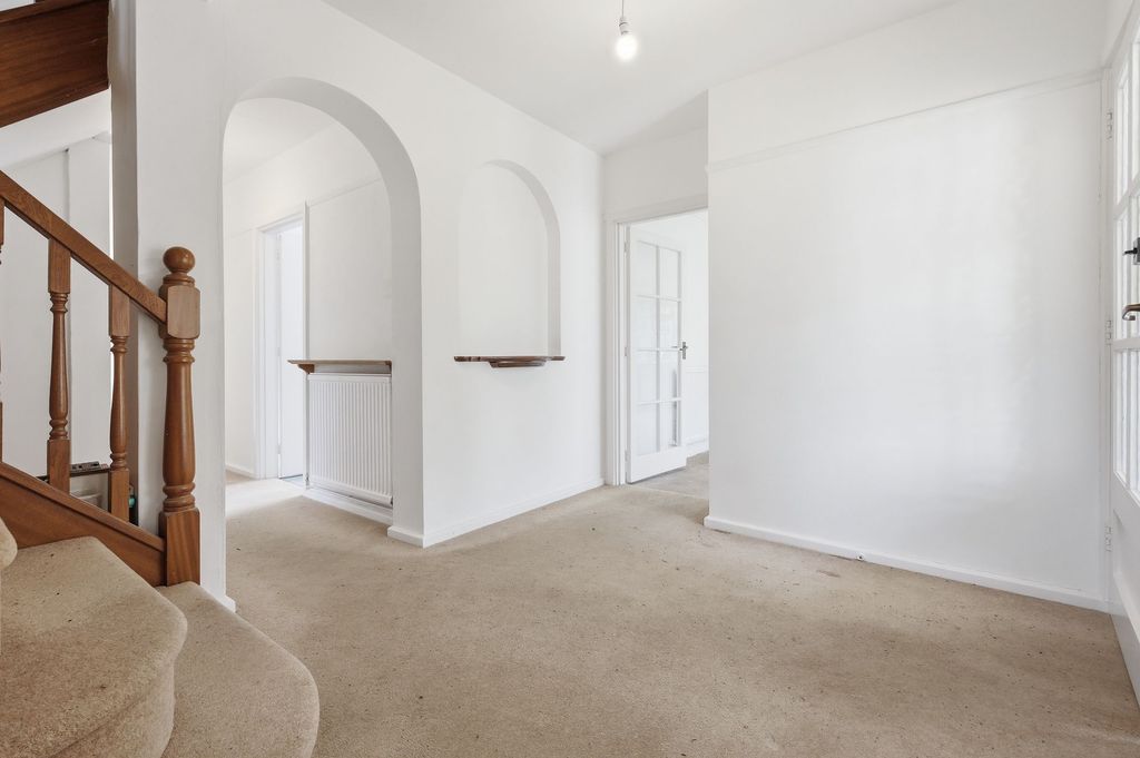 Property photo 3 of 28 Entrance Hall