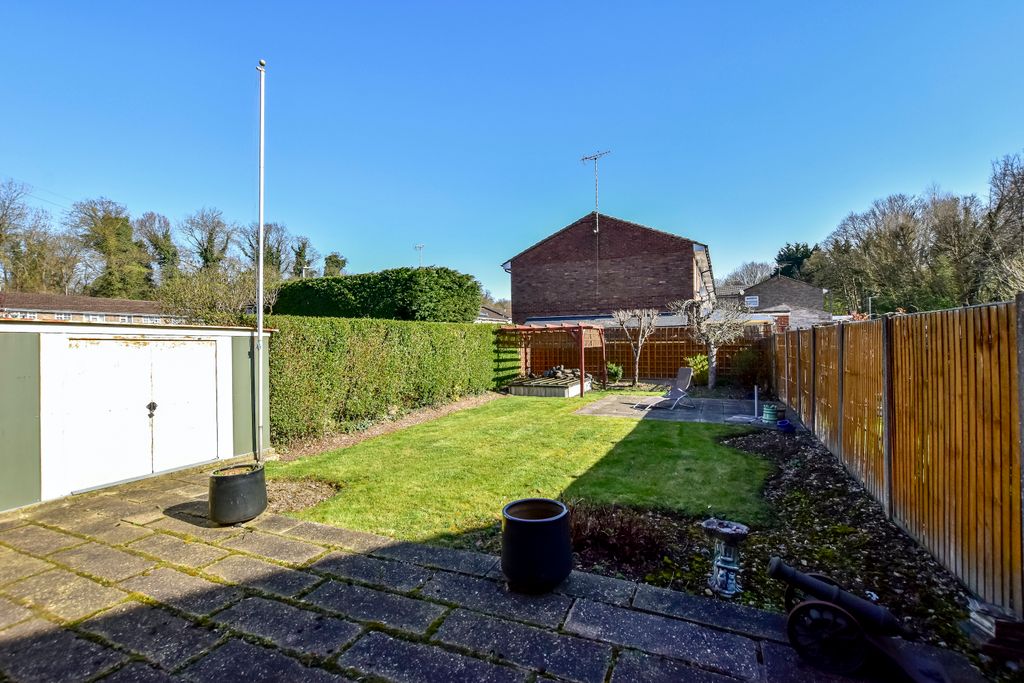 Property photo 2 of 13 31 Falcon - Garden (2)